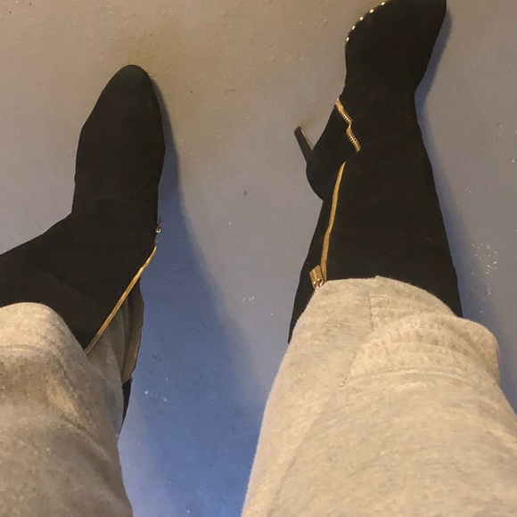 Micheal Kors Ailee Suede with Stud - Picture 4 of 4